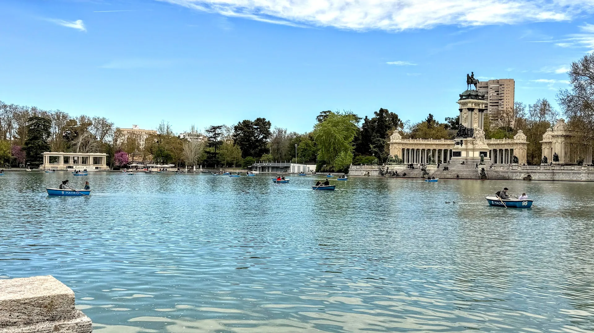 Rowing a boat on the Estanque Grande del Retiro
