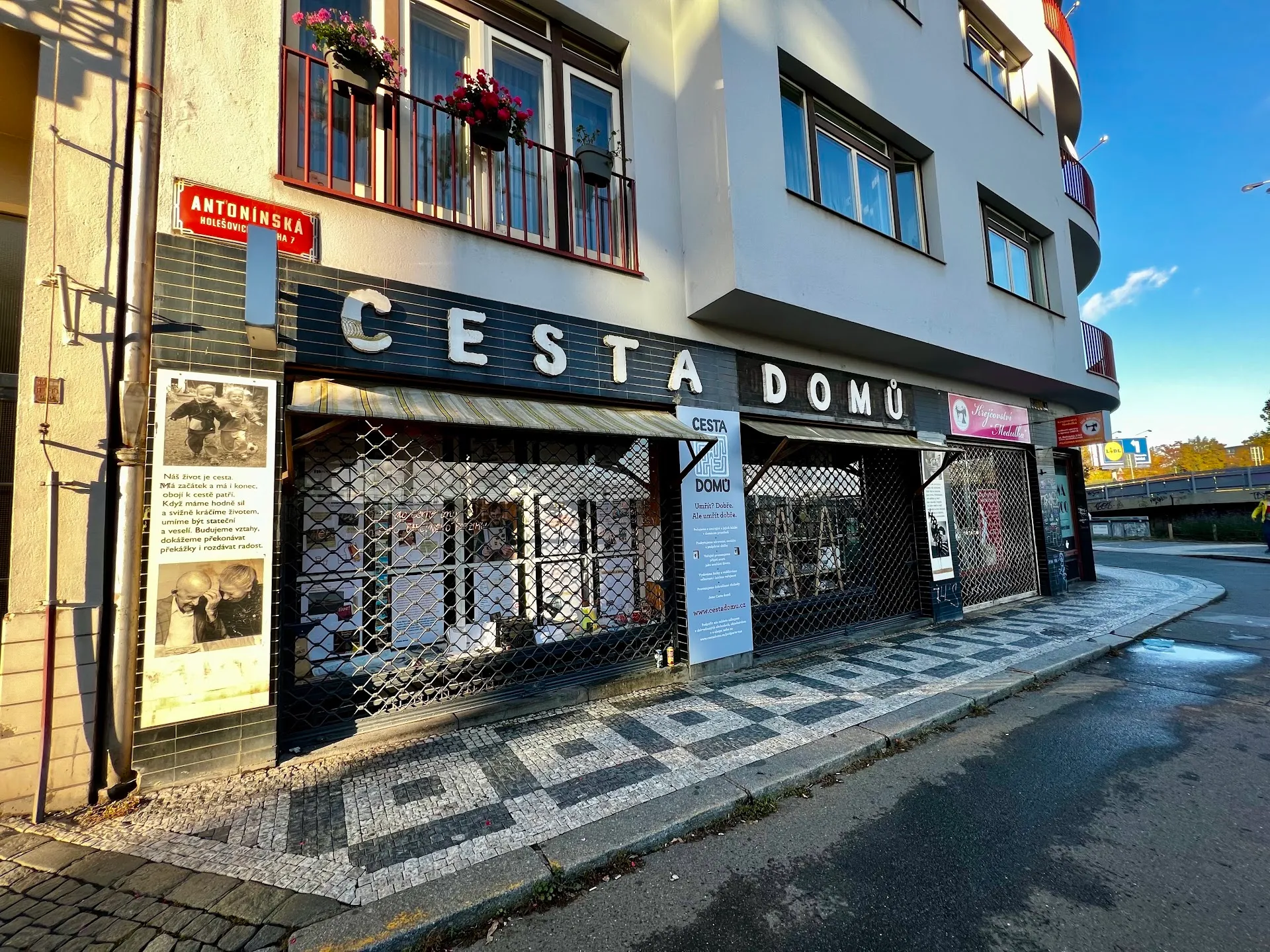 Dobročinný obchod Cesta domů (Cesta domů charity shop)